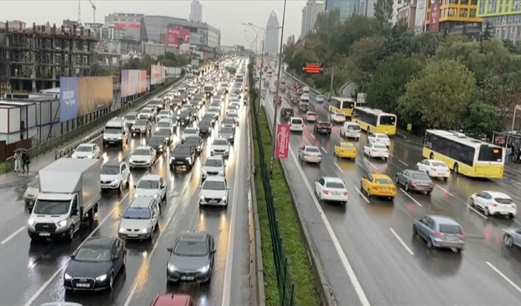 İstanbul'da kuvvetli yağış nedeniyle trafik yoğunluğu meydana geldi