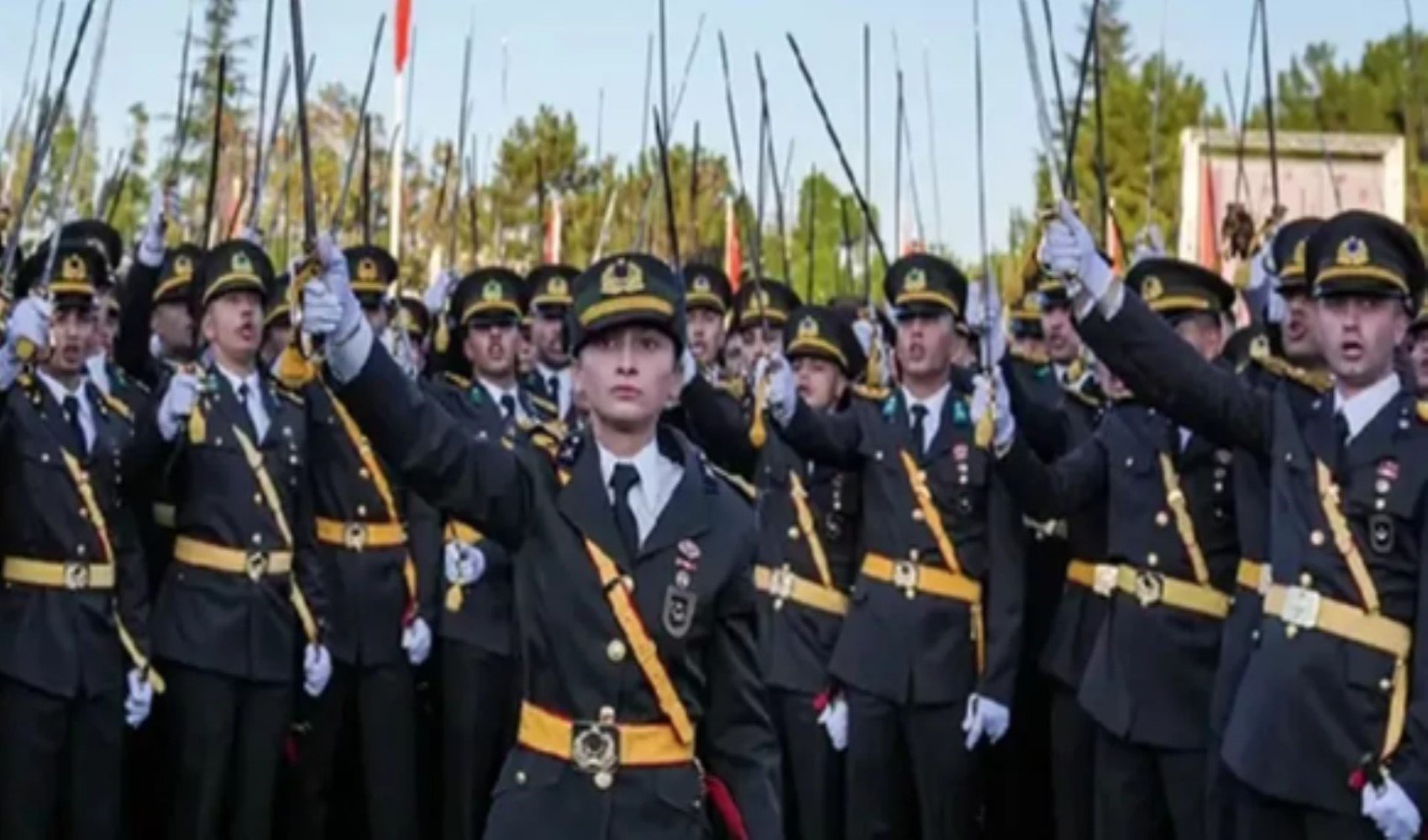 Bakan Yusuf Tekin'den Teğmen Ebru Eroğlu ve diğer teğmenleri kurtaracak karar! 76 bin okula 'Atatürk' genelgesi