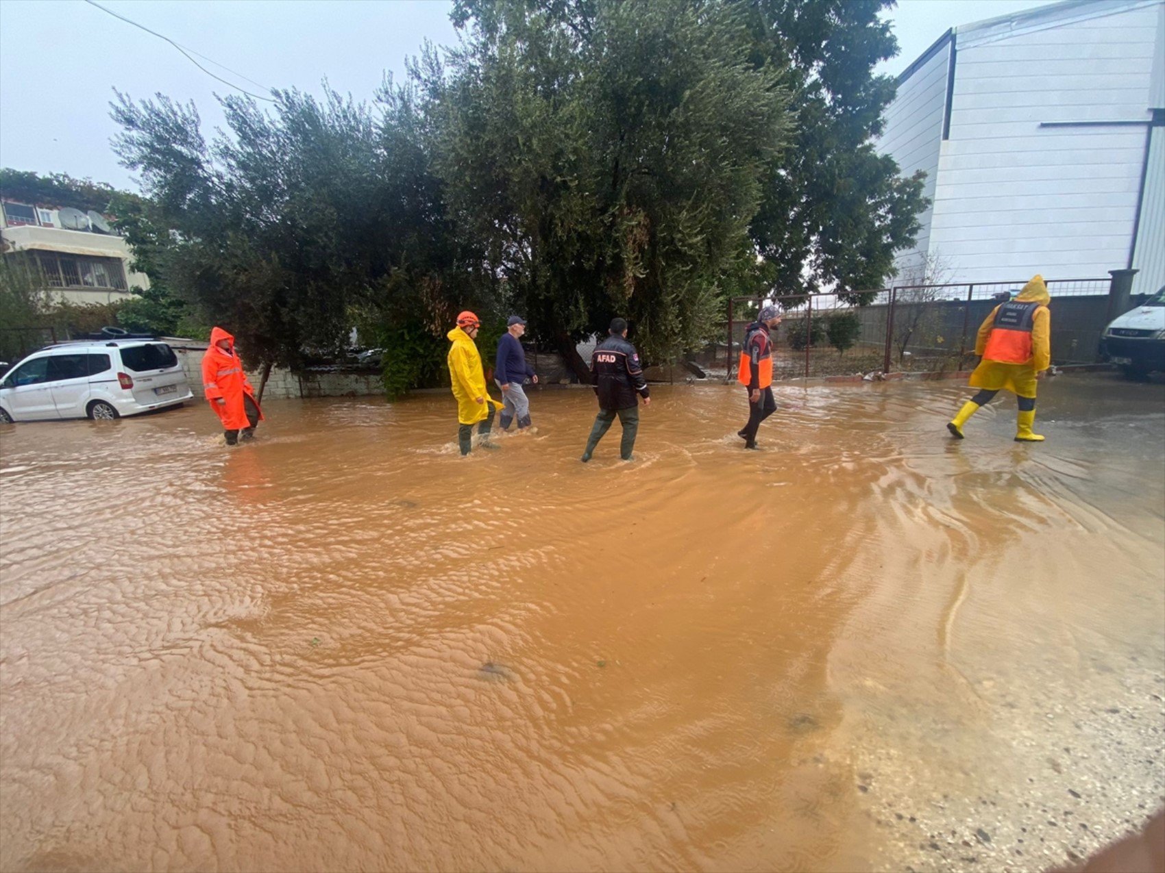 Alanya'da fırtına ağaçları devirdi, Manavgat'ta oteli su bastı: Vatandaşlar tahliye edildi