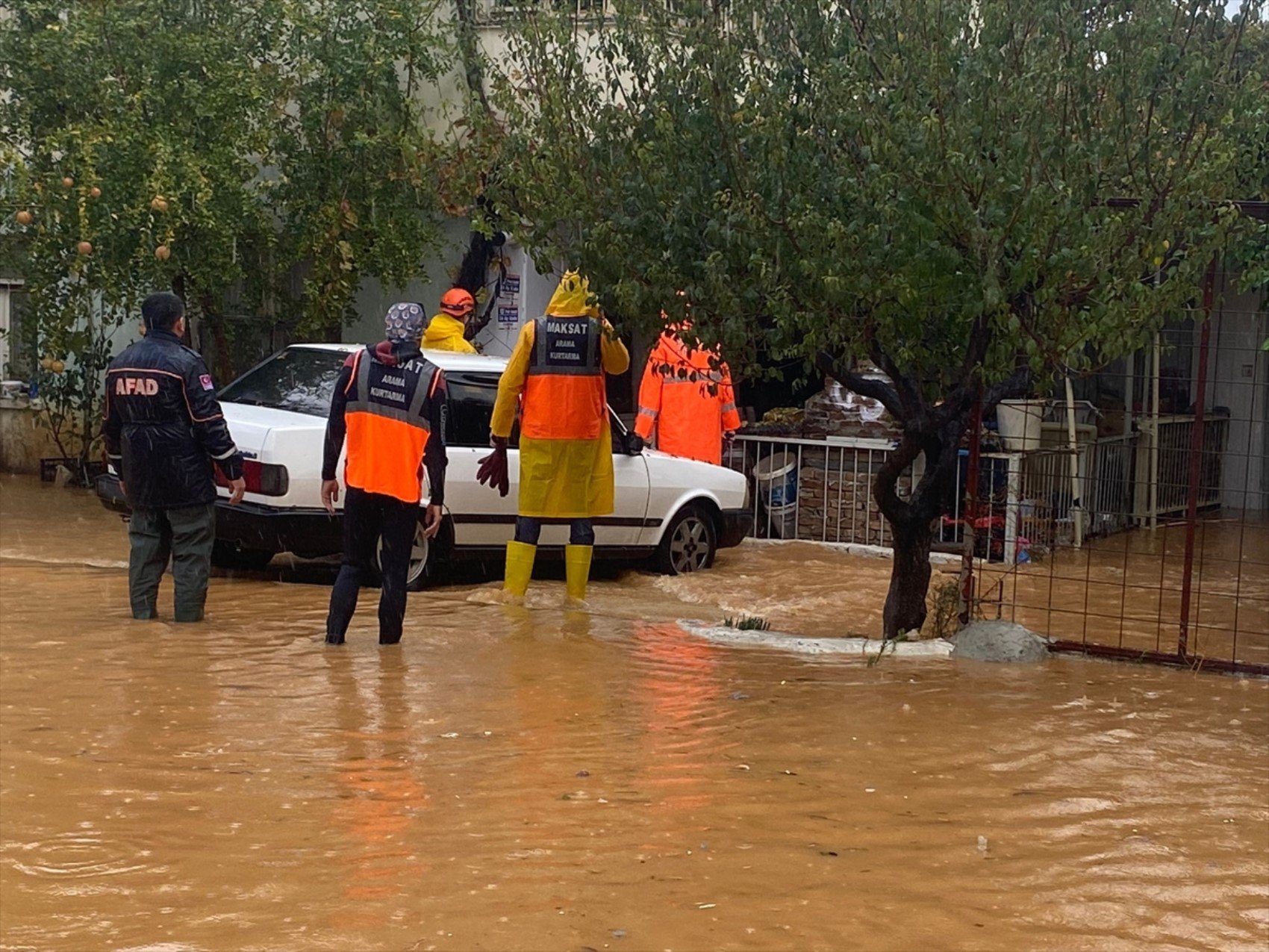 Alanya'da fırtına ağaçları devirdi, Manavgat'ta oteli su bastı: Vatandaşlar tahliye edildi