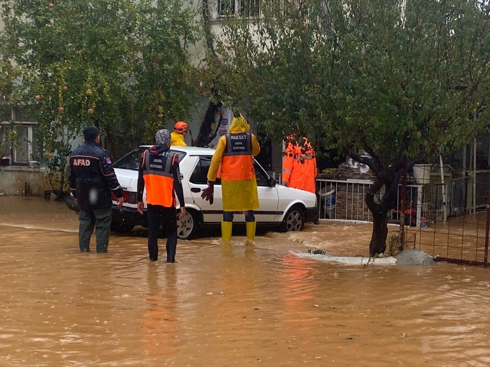 Alanya'da fırtına ağaçları devirdi, Manavgat'ta oteli su bastı: Vatandaşlar tahliye edildi