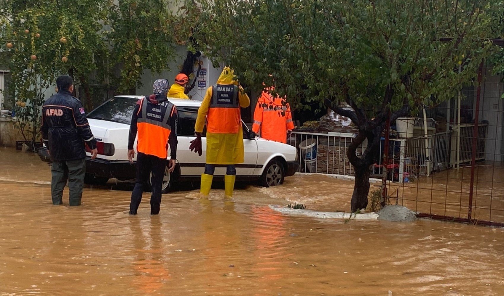 Alanya'da fırtına ağaçları devirdi, Manavgat'ta oteli su bastı: Vatandaşlar tahliye edildi