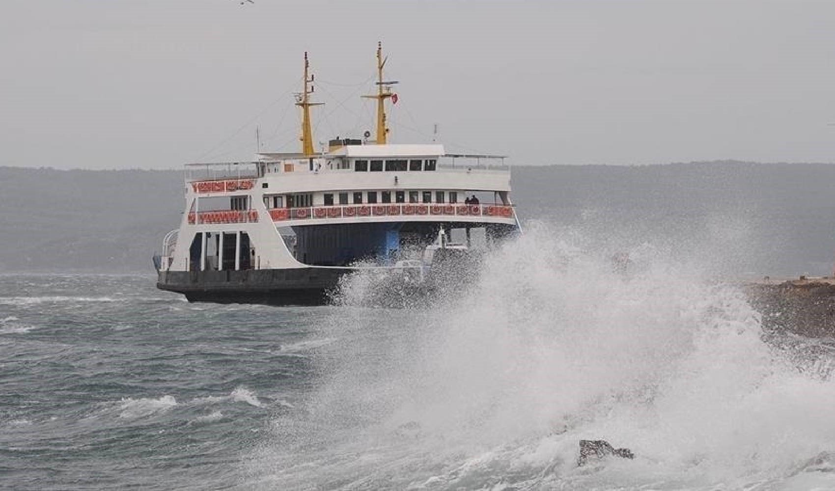 Gökçeada ve Bozcaada feribot seferlerine fırtına engeli