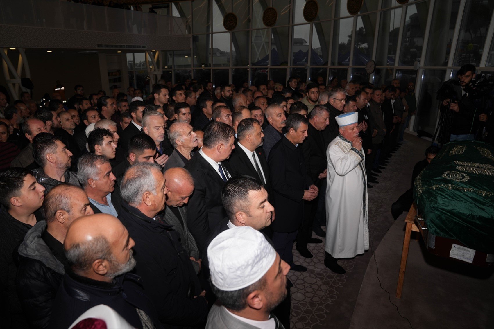 CHP'li Belediye Başkanı Günay'ın oğlu son yolculuğuna uğurlandı: Özgür Özel de katıldı