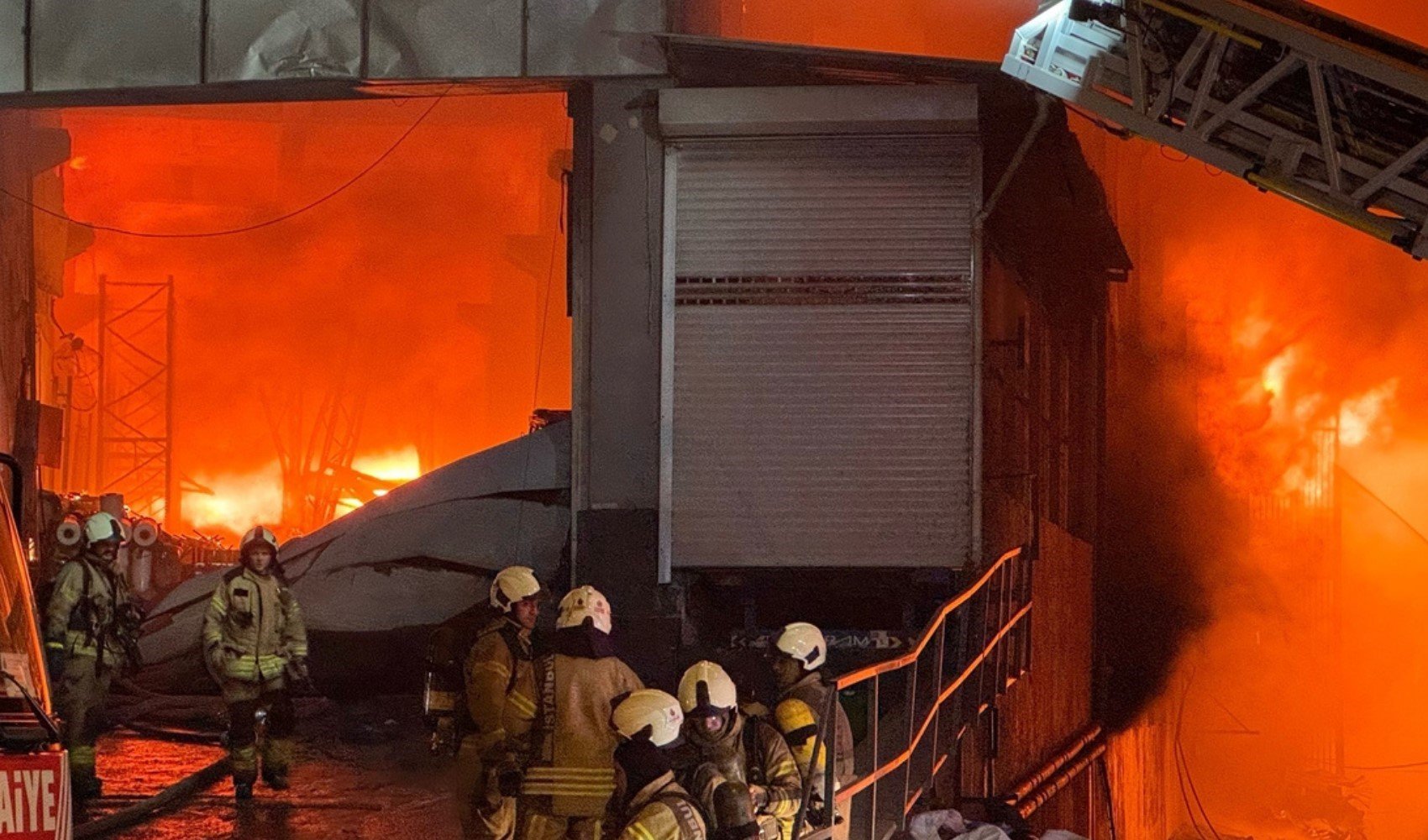 Beylikdüzü'nde fabrika yangını!