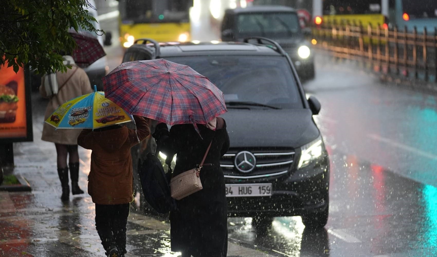 İstanbul’da Lodos fırtınası: Ağaçlar devrildi, çatılar uçtu
