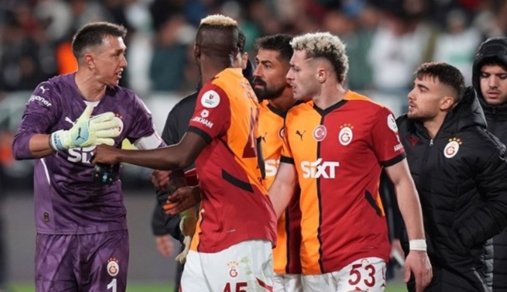 Muslera ve Kerem Demirbay arasında gerginlik: Galatasaray'da maç sonu tartışma