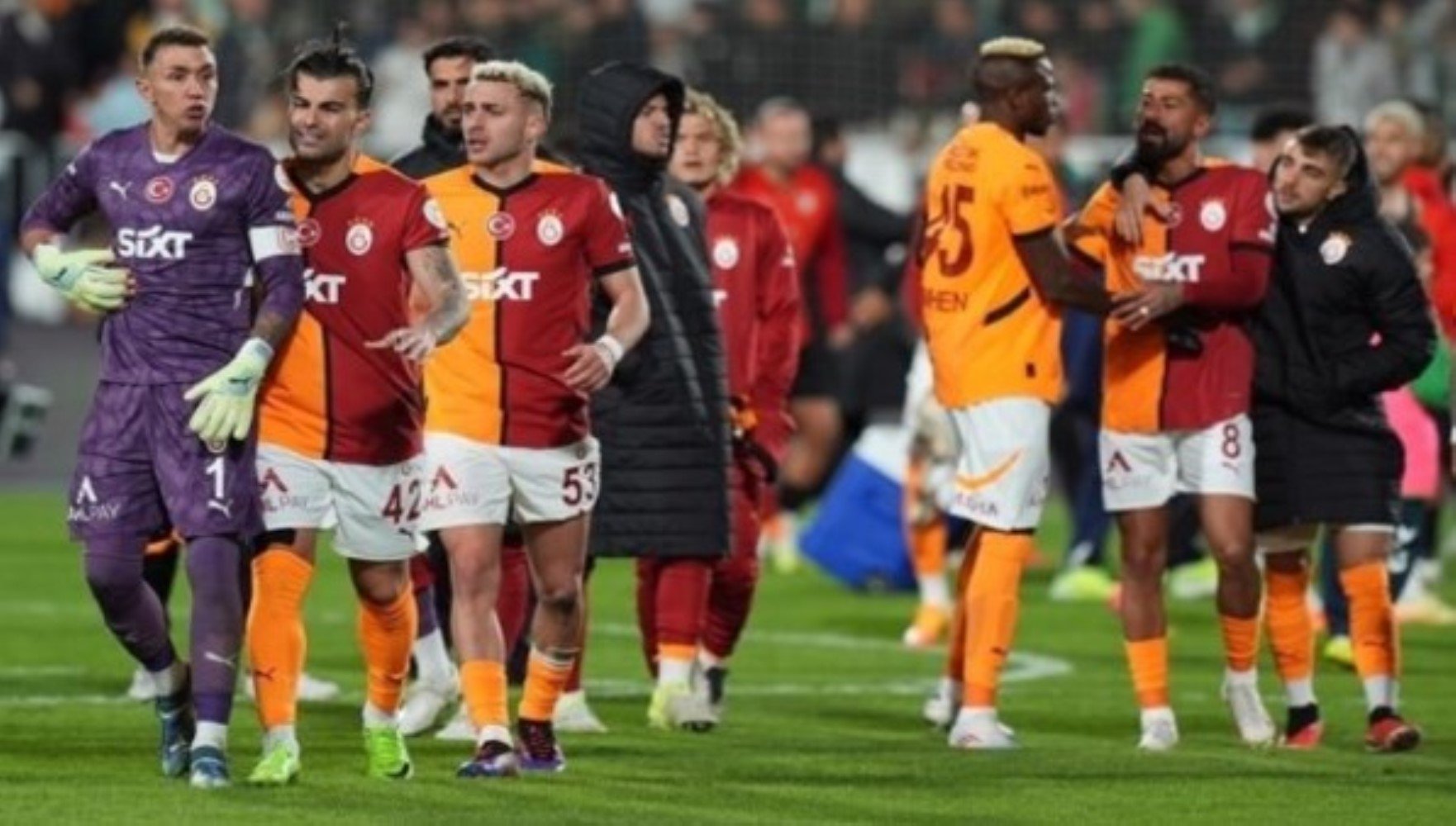 Muslera ve Kerem Demirbay arasında gerginlik: Galatasaray'da maç sonu tartışma