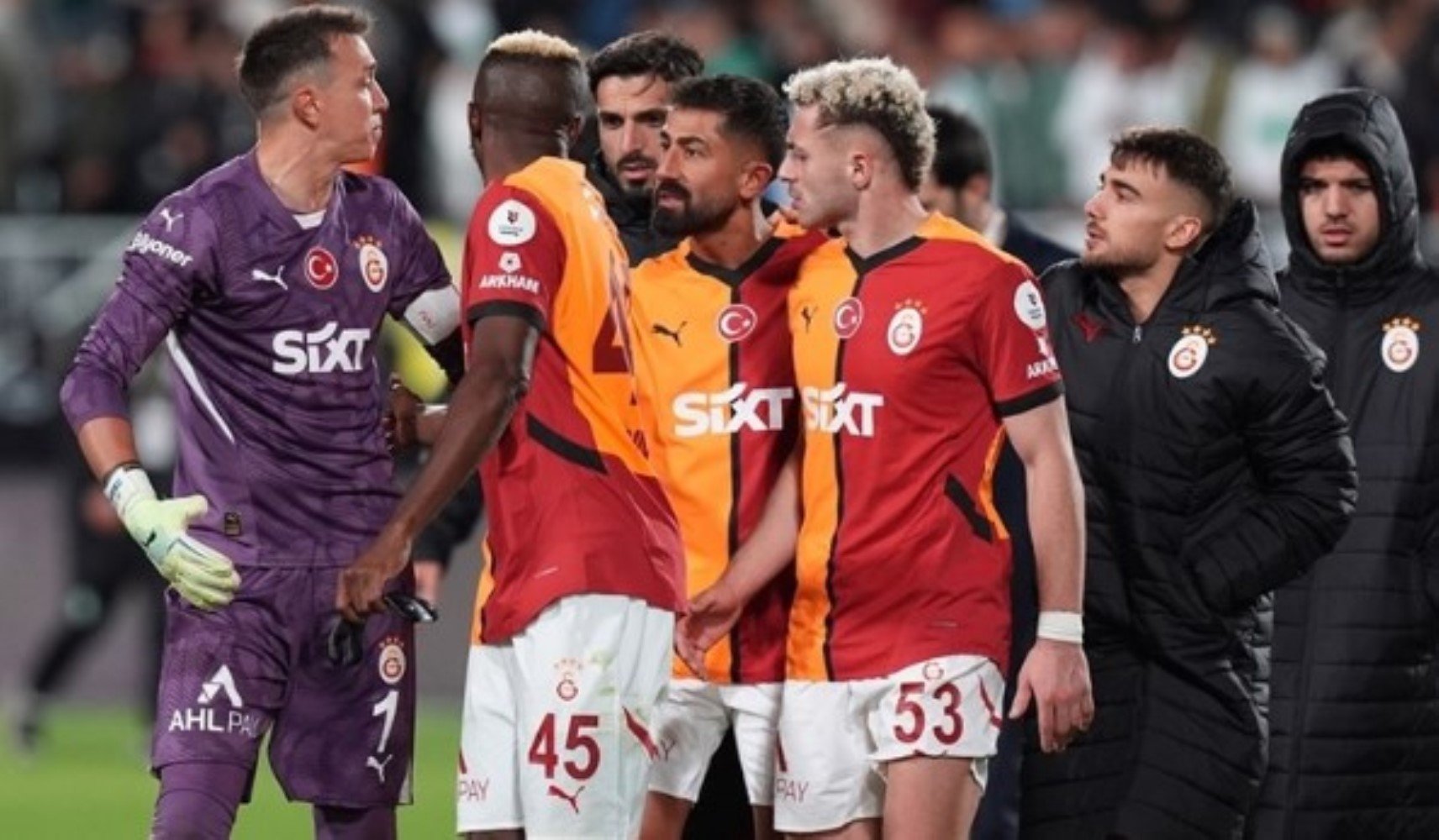 Muslera ve Kerem Demirbay arasında gerginlik: Galatasaray'da maç sonu tartışma