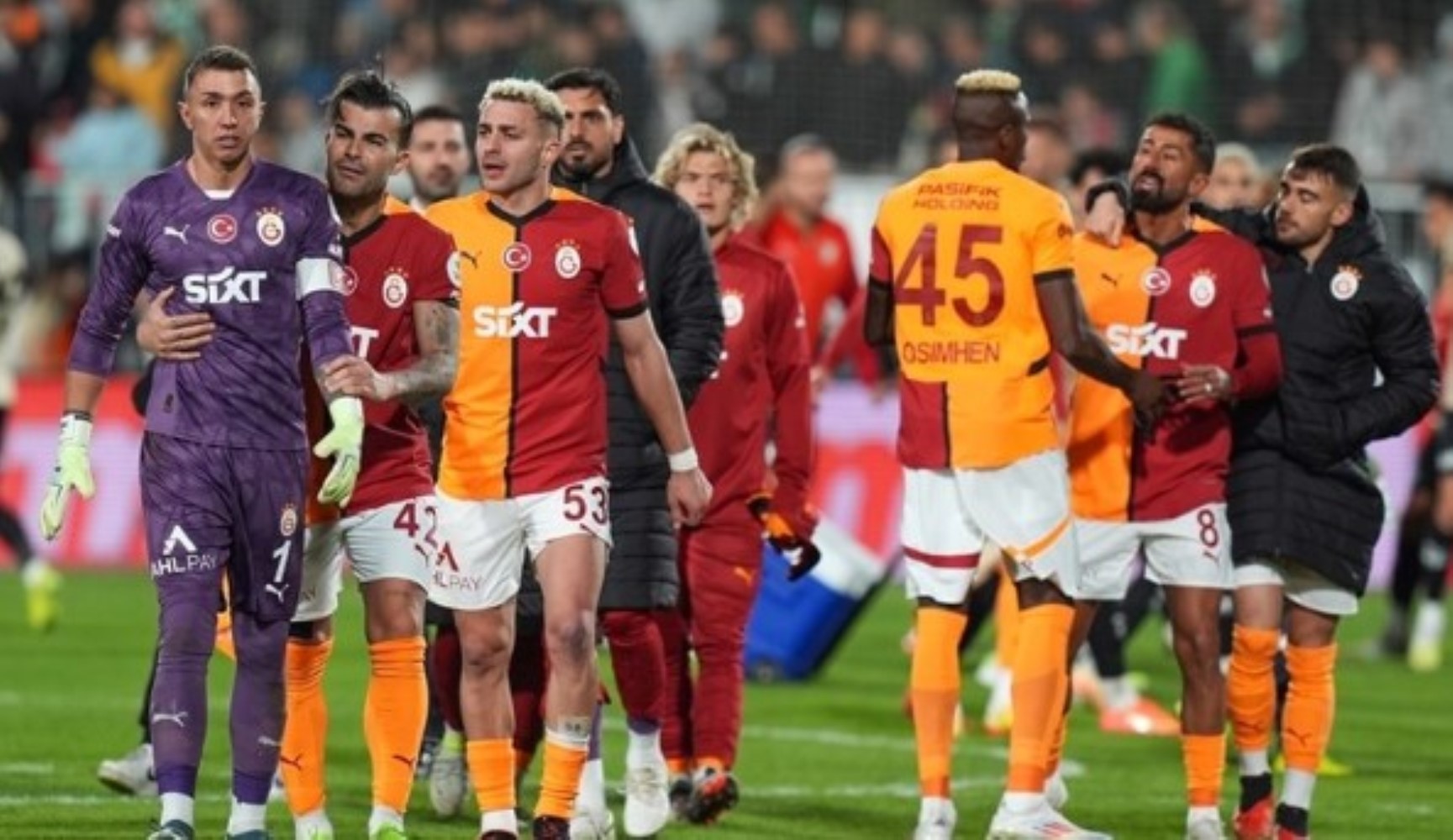 Muslera ve Kerem Demirbay arasında gerginlik: Galatasaray'da maç sonu tartışma