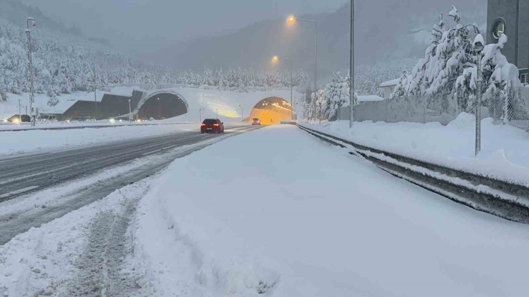 Kar yağışı nedeniyle kapanan Bolu Dağı Tüneli ulaşıma açıldı