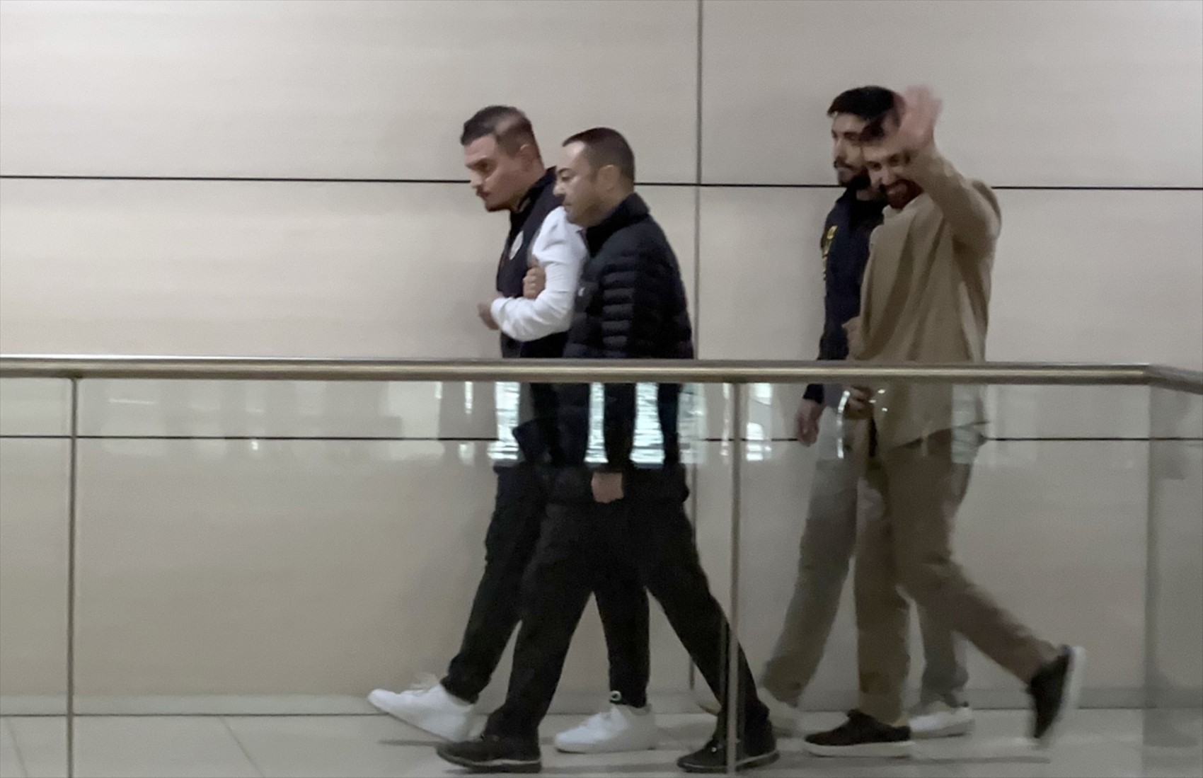 Serdar Ortaç, ev hapsinde geçirdiği zamanı sosyal medyada paylaşıyor