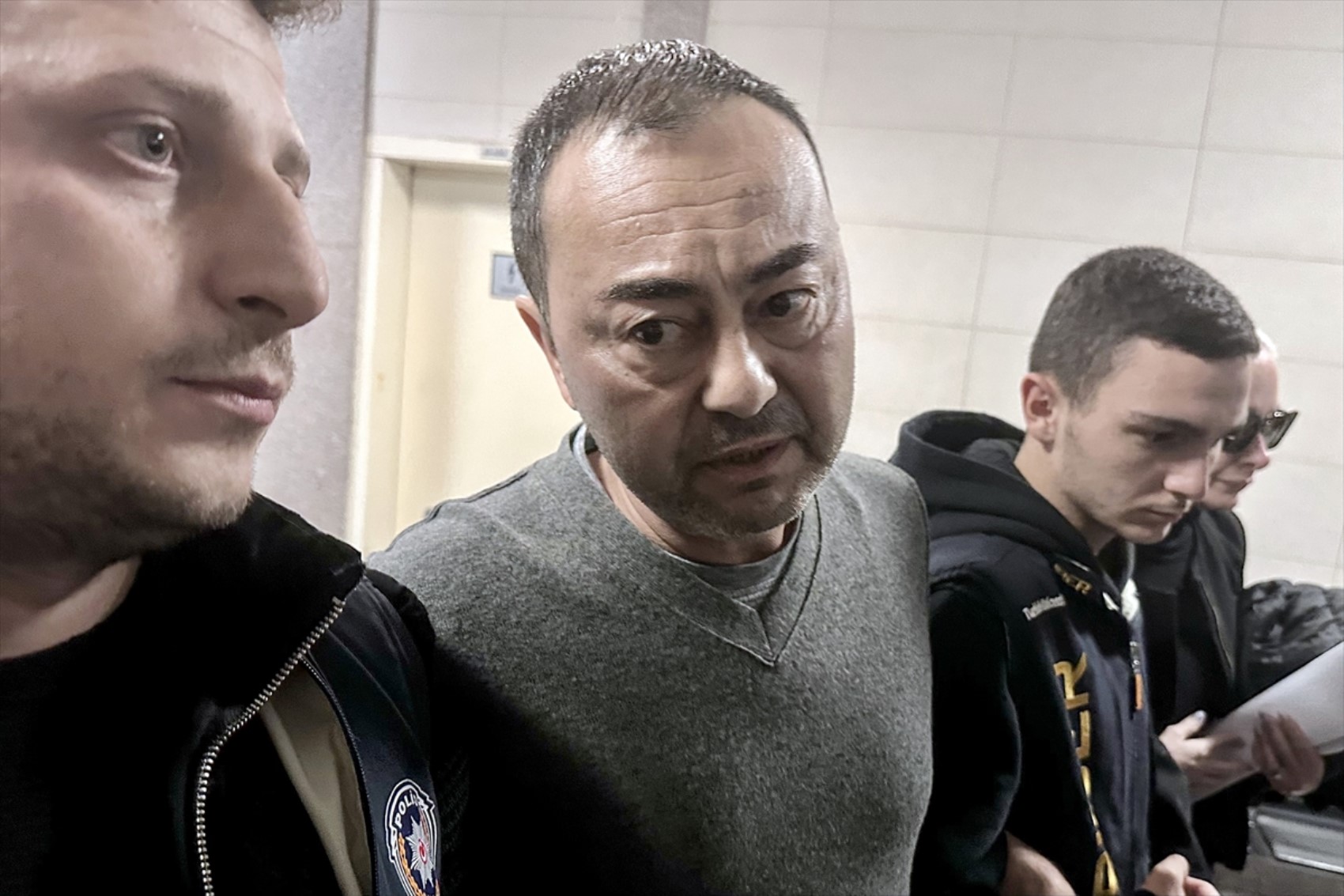 Serdar Ortaç, ev hapsinde geçirdiği zamanı sosyal medyada paylaşıyor
