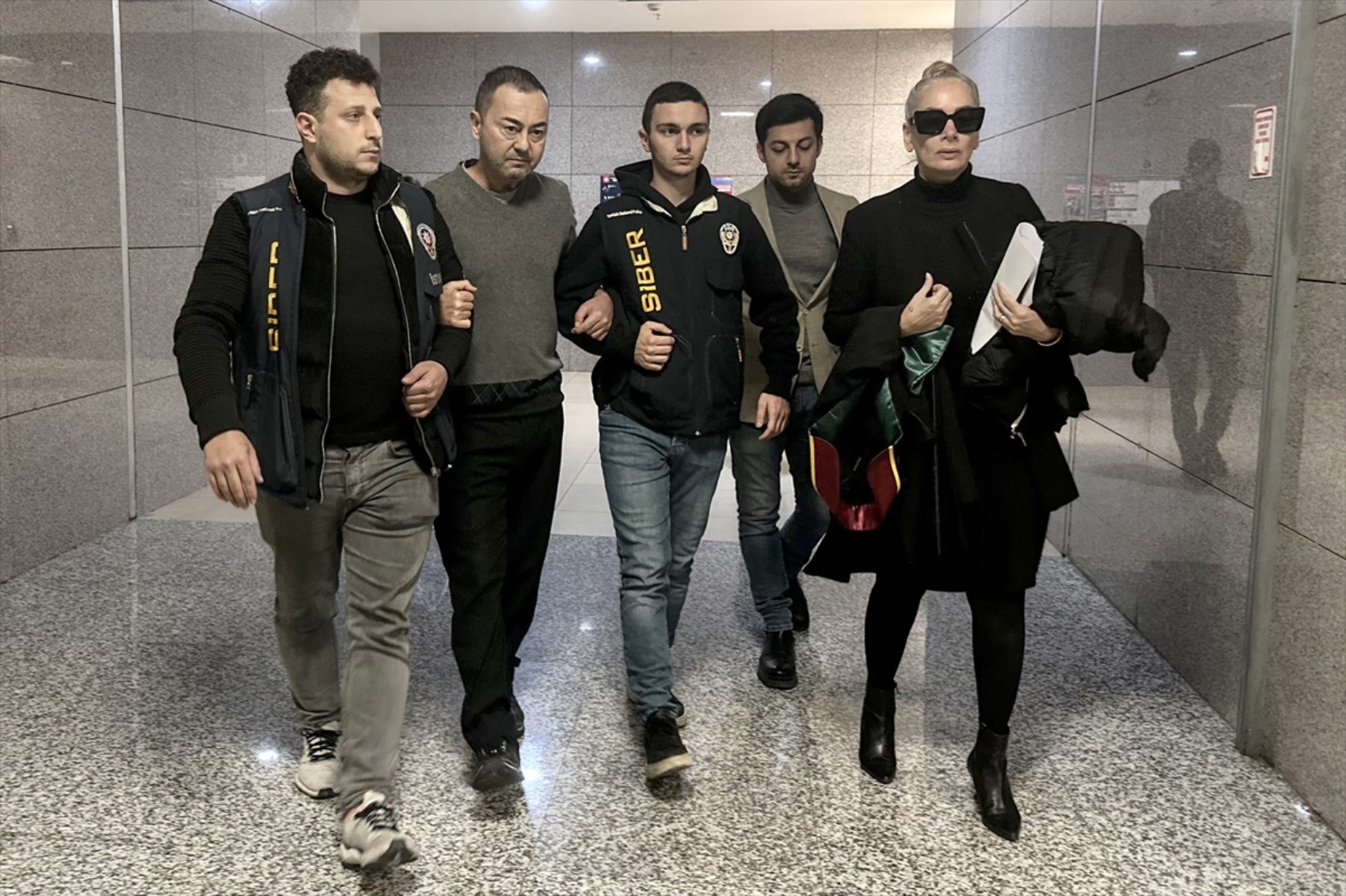 Serdar Ortaç, ev hapsinde geçirdiği zamanı sosyal medyada paylaşıyor
