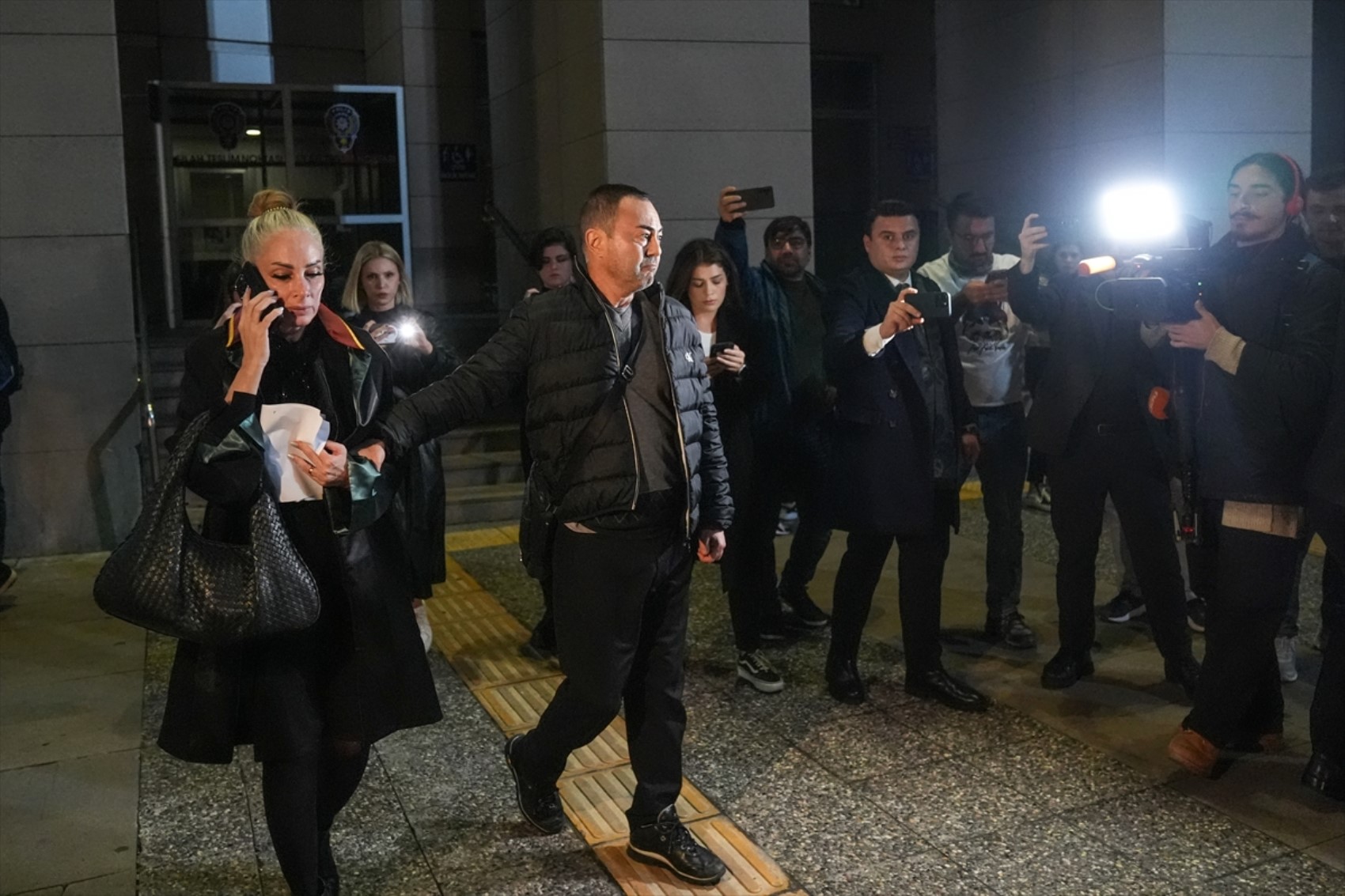 Serdar Ortaç, ev hapsinde geçirdiği zamanı sosyal medyada paylaşıyor