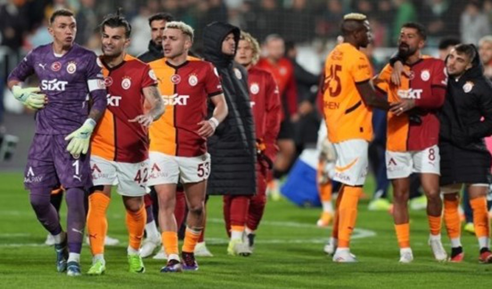 Muslera ve Kerem Demirbay arasında gerginlik