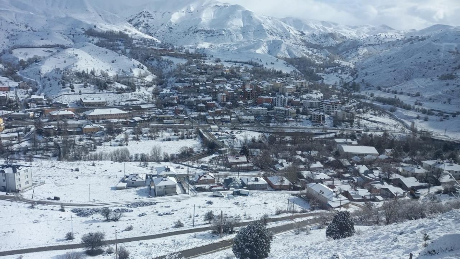 Valiliklerden peş peşe kar tatili açıklaması: Çok sayıda il ve ilçede eğitime 1 günlük ara verildi! İşte 25 Kasım Pazartesi okulların tatil edildiği il ve ilçeler...