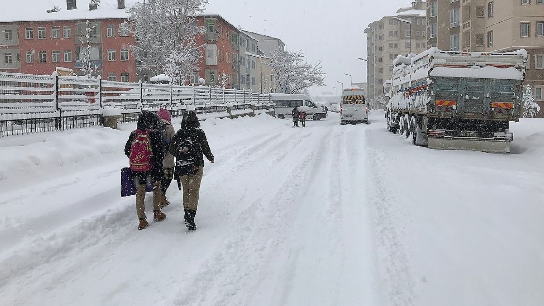 Valiliklerden peş peşe kar tatili açıklaması: Çok sayıda il ve ilçede eğitime 1 günlük ara verildi! İşte 25 Kasım Pazartesi okulların tatil edildiği il ve ilçeler...