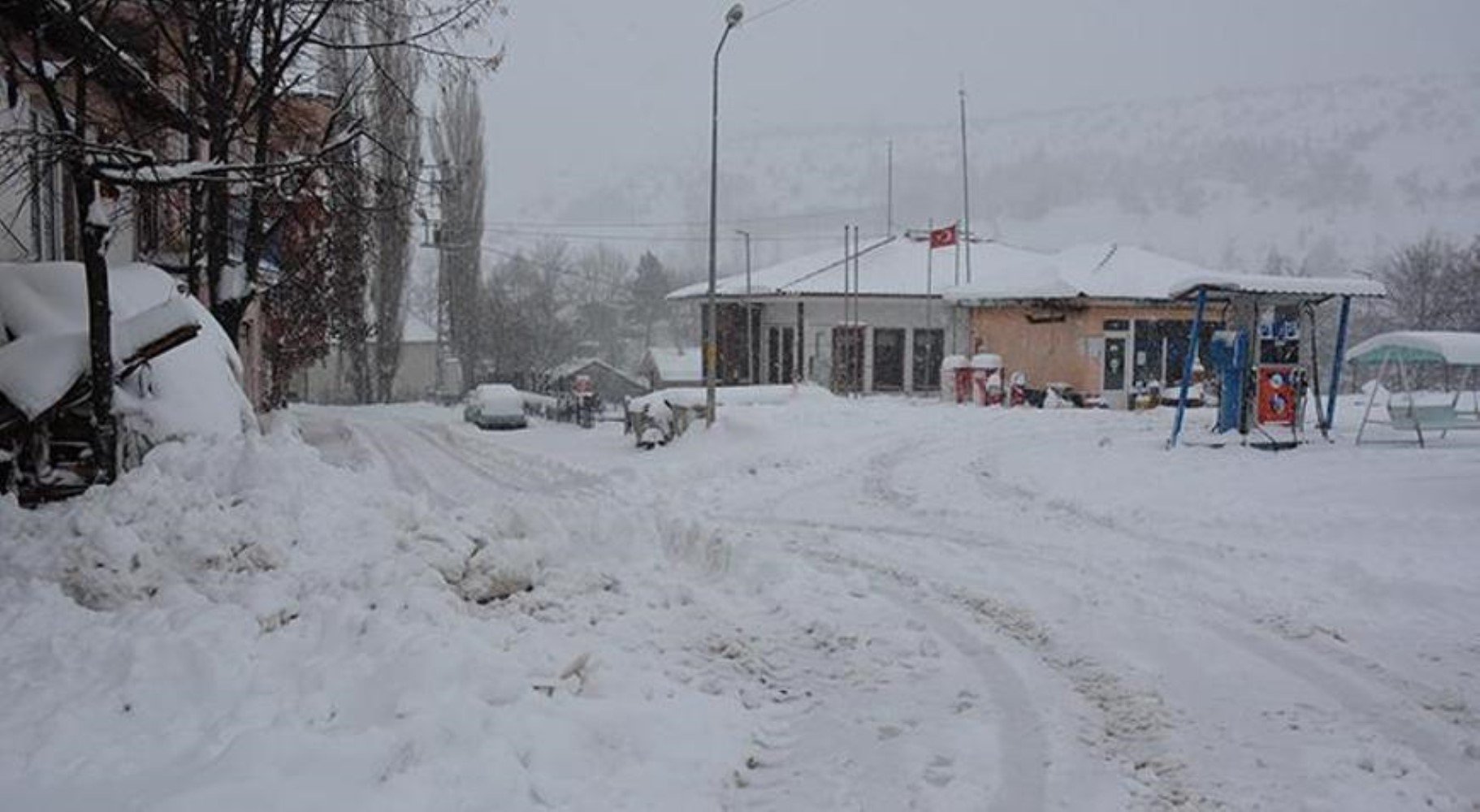 Valiliklerden peş peşe kar tatili açıklaması: Çok sayıda il ve ilçede eğitime 1 günlük ara verildi! İşte 25 Kasım Pazartesi okulların tatil edildiği il ve ilçeler...