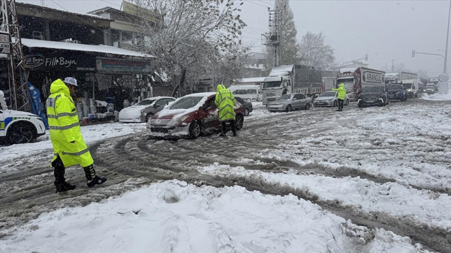 Valiliklerden peş peşe kar tatili açıklaması: Çok sayıda il ve ilçede eğitime 1 günlük ara verildi! İşte 25 Kasım Pazartesi okulların tatil edildiği il ve ilçeler...