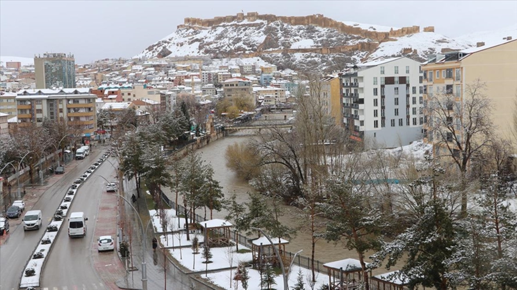 Valiliklerden peş peşe kar tatili açıklaması: Çok sayıda il ve ilçede eğitime 1 günlük ara verildi! İşte 25 Kasım Pazartesi okulların tatil edildiği il ve ilçeler...