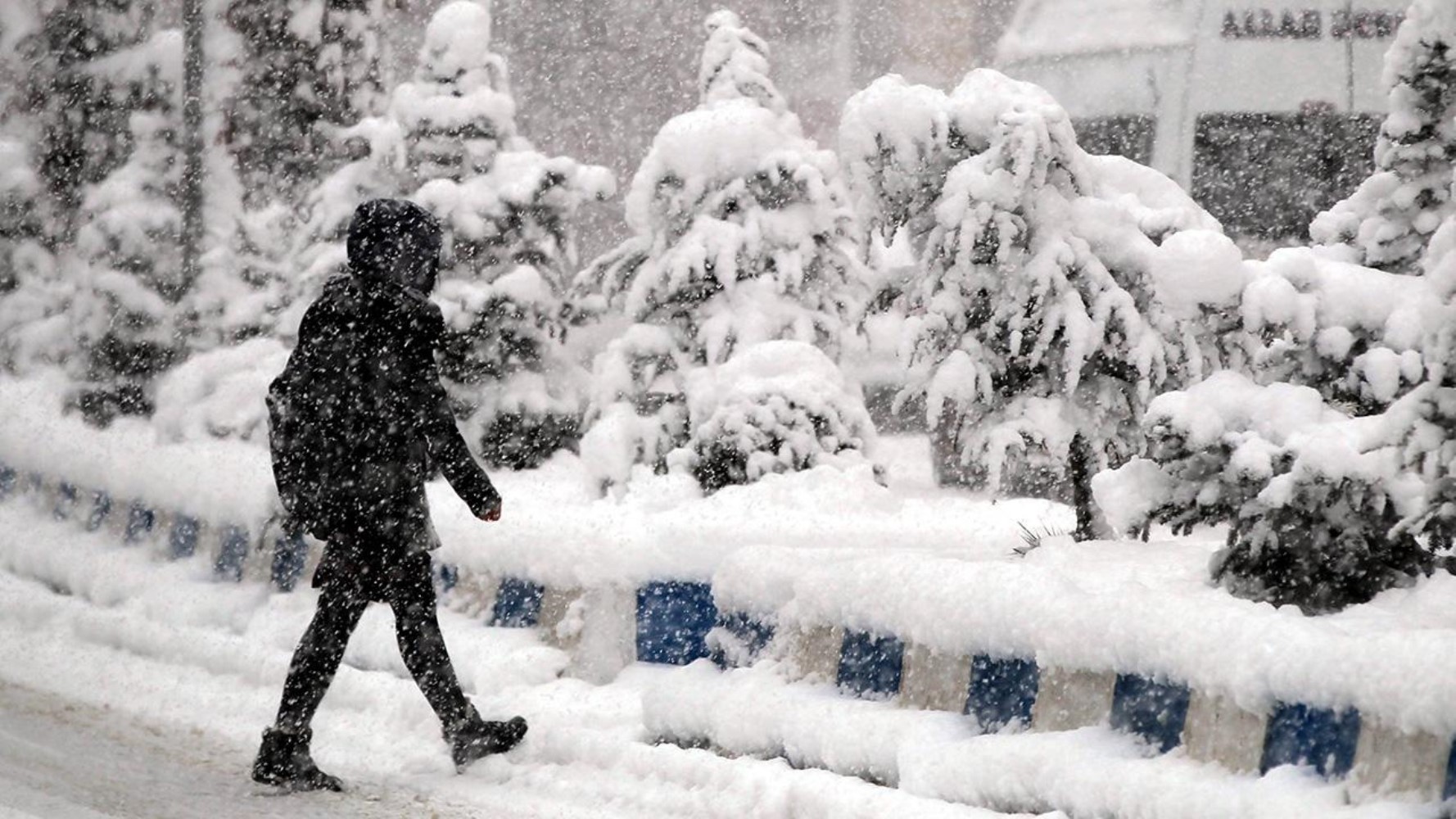 Valiliklerden peş peşe kar tatili açıklaması: Çok sayıda il ve ilçede eğitime 1 günlük ara verildi! İşte 25 Kasım Pazartesi okulların tatil edildiği il ve ilçeler...