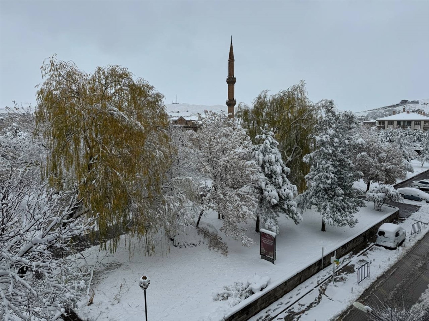 Valiliklerden peş peşe kar tatili açıklaması: Çok sayıda il ve ilçede eğitime 1 günlük ara verildi! İşte 25 Kasım Pazartesi okulların tatil edildiği il ve ilçeler...