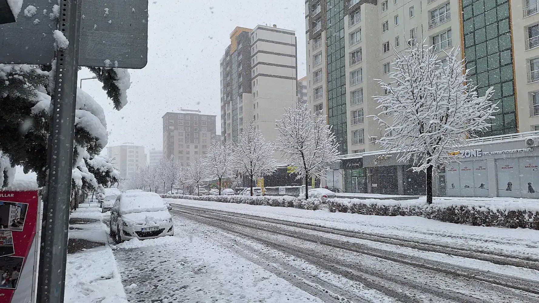 Valiliklerden peş peşe kar tatili açıklaması: Çok sayıda il ve ilçede eğitime 1 günlük ara verildi! İşte 25 Kasım Pazartesi okulların tatil edildiği il ve ilçeler...