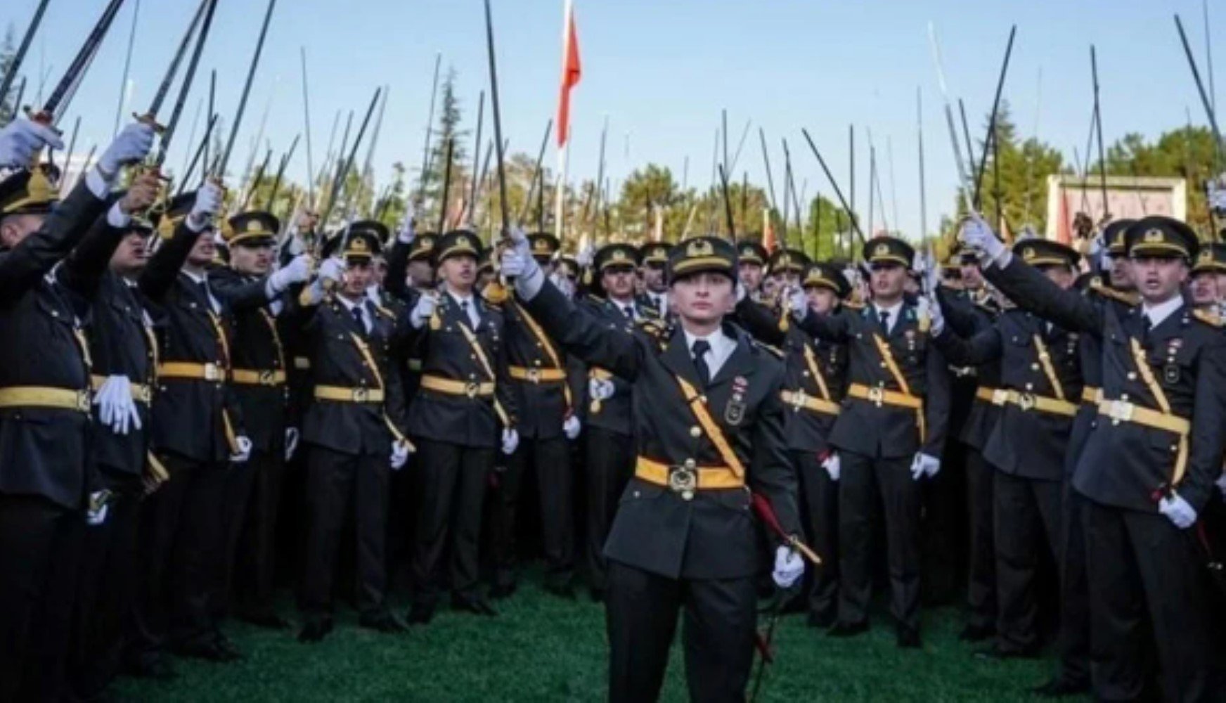 Teğmenlerin komutanı görevden alındı: 'Bilseydim yine yapardım'