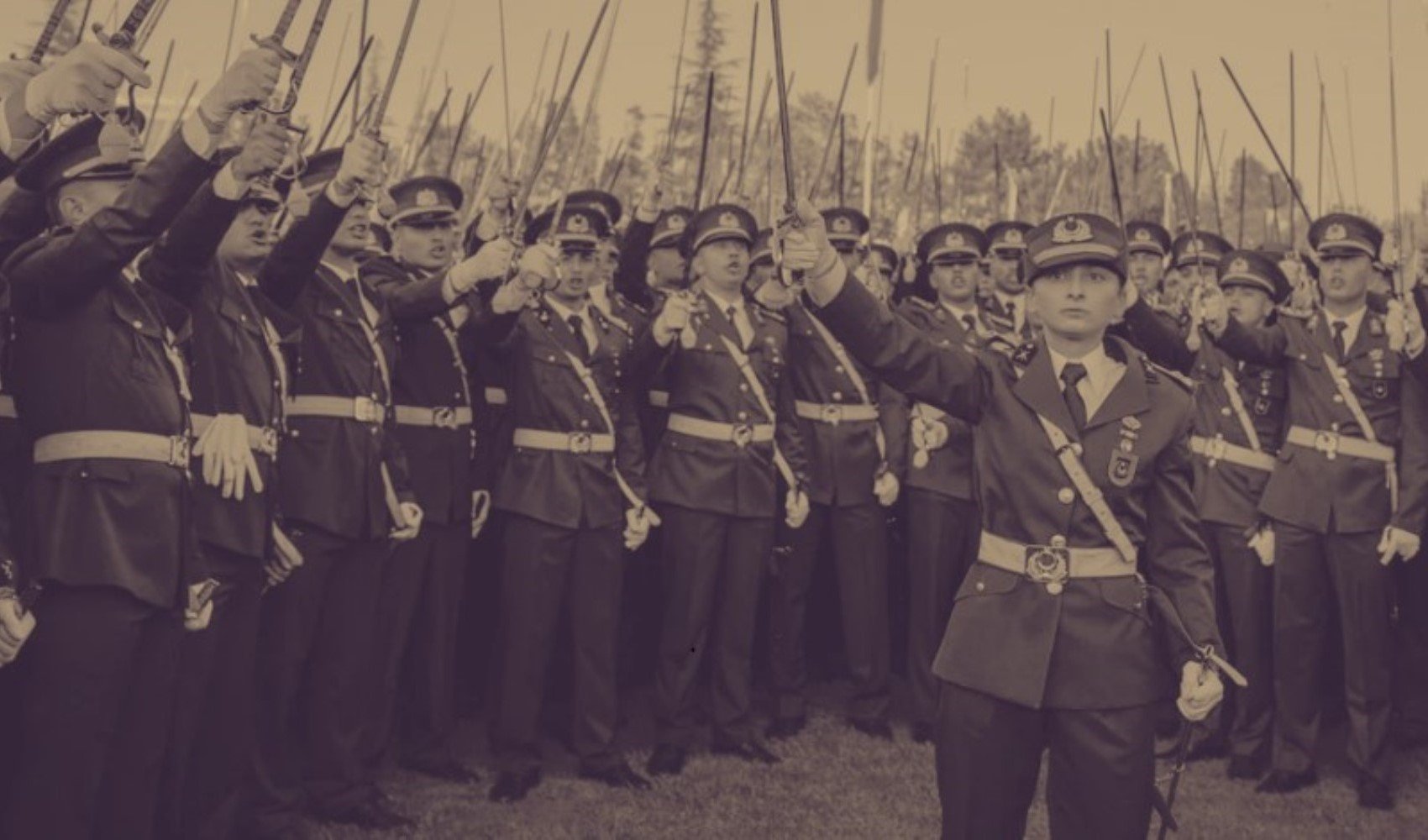 Teğmenlerin komutanı görevden alındı