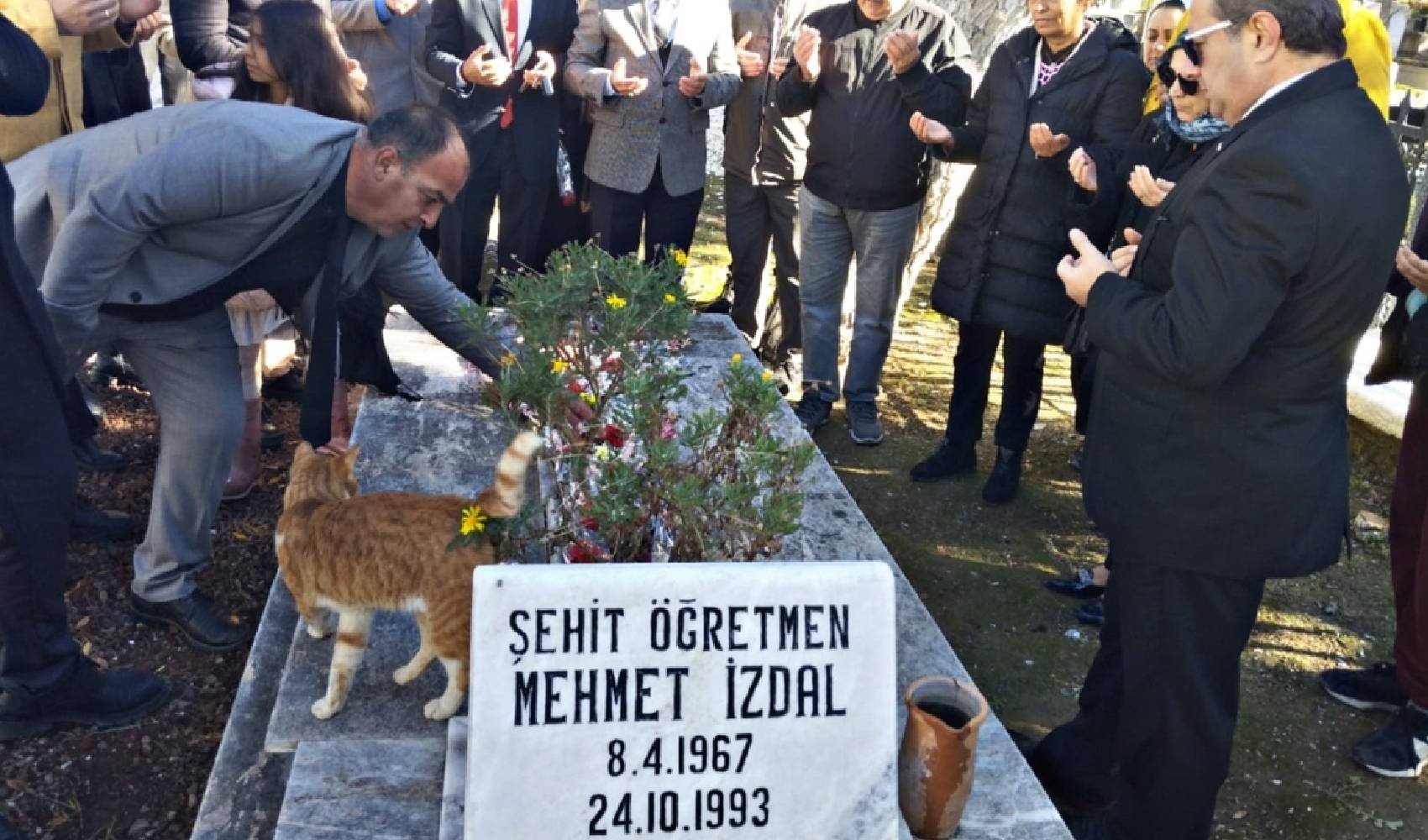 Terör örgütü PKK tarafından şehit edilen  öğretmen Mehmet İzdal kabri başında anıldı