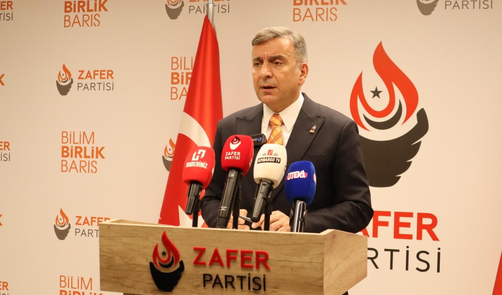 Avvertimenti critici di Azmi Karamahmutoğlu: reazione al voto elettronico e alla legge sugli agenti di influenza