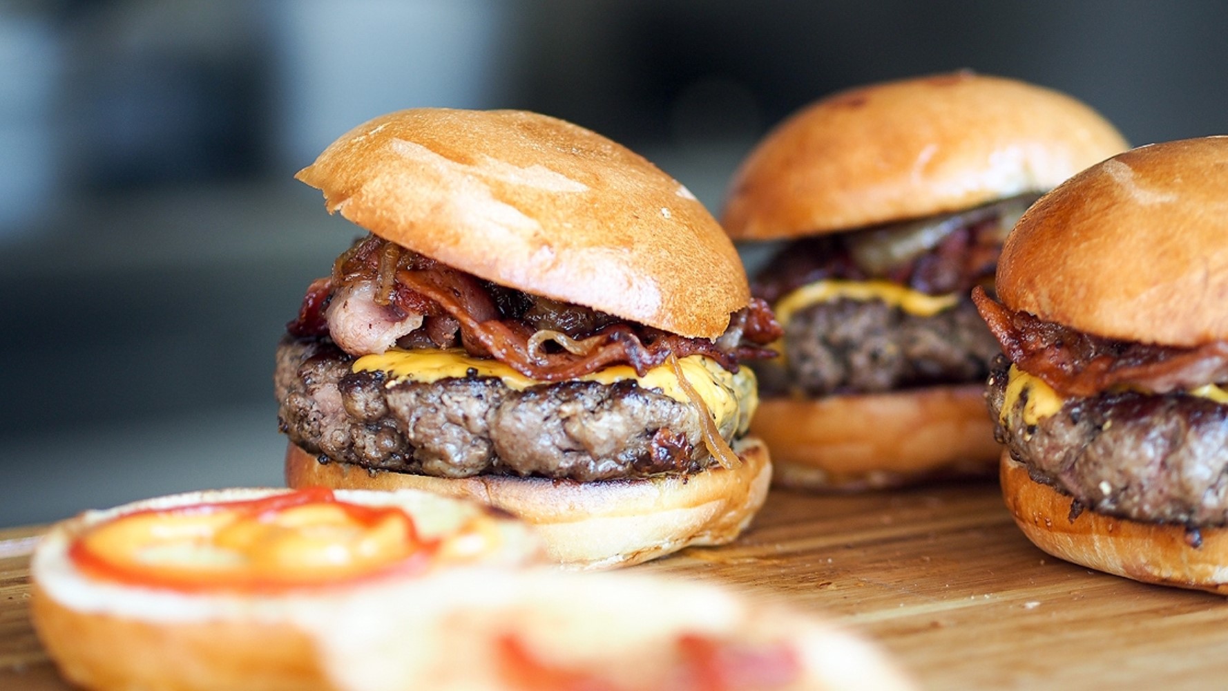 Bakanlık yeni listeyi açıkladı: Hamburgerde at ve eşek eti şoku!