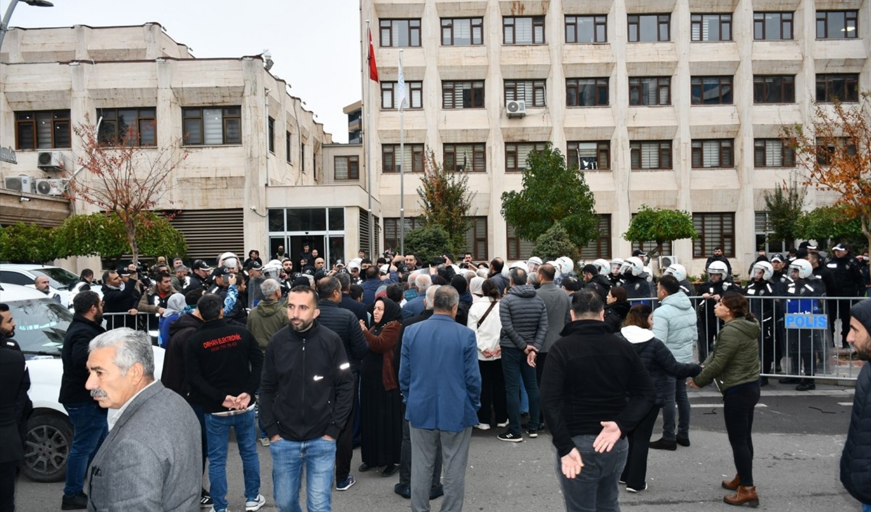 Yerine kayyım  atanan Gülistan Sönük kimdir kaç yaşında, nereli? Gülsitan Sönük ne dedi? Gülistan Sönük'e kimden tepki geldi?