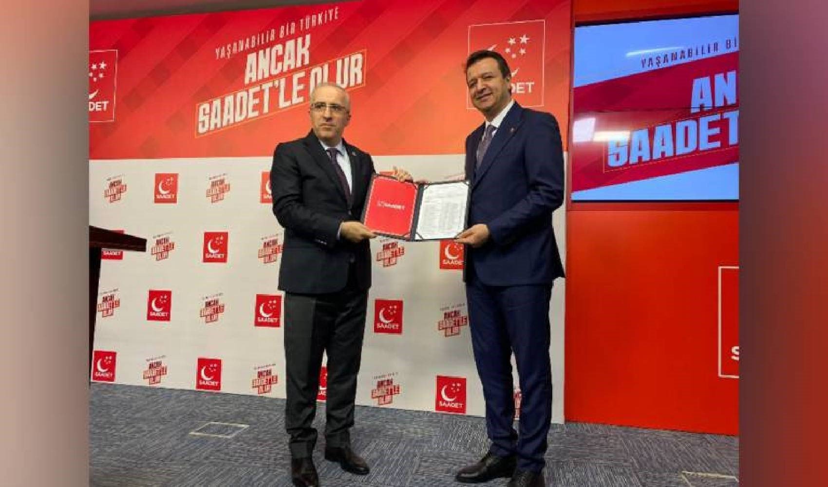 Saadet Partisi'nin yeni Genel Başkanı Mahmut Arıkan mazbatasını aldı