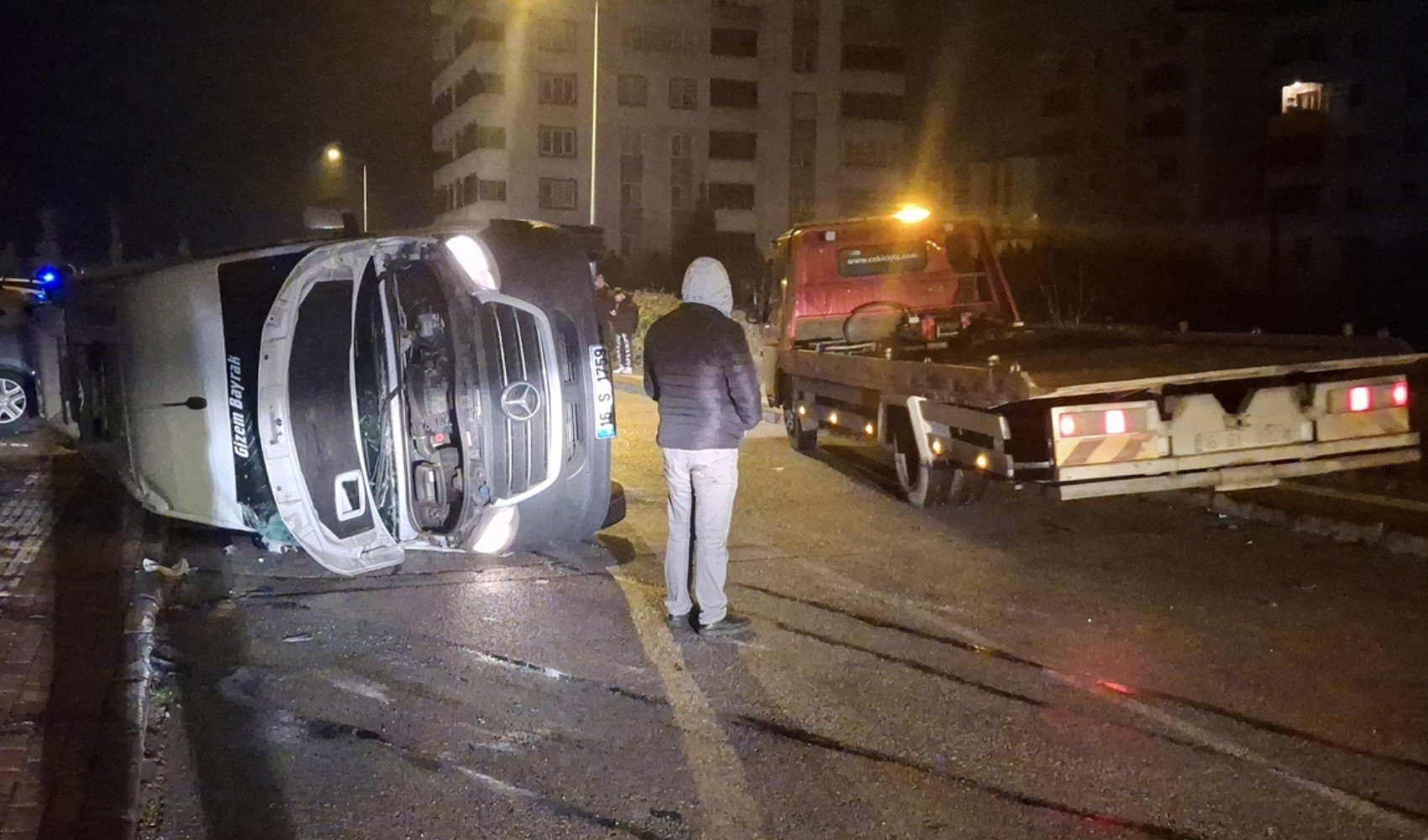 Bursa'da otomobil ile servis minibüsü çarpıştı: Çok sayıda yaralı var! Kaza anı kamerada...