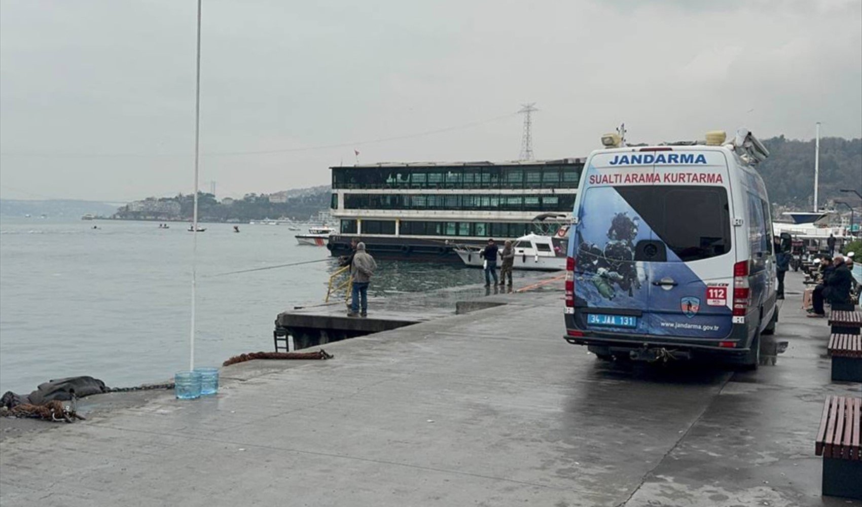 Sahilde kaybolan kardeşler için ekipler dalgıç ve dronlarla arama yapıyor