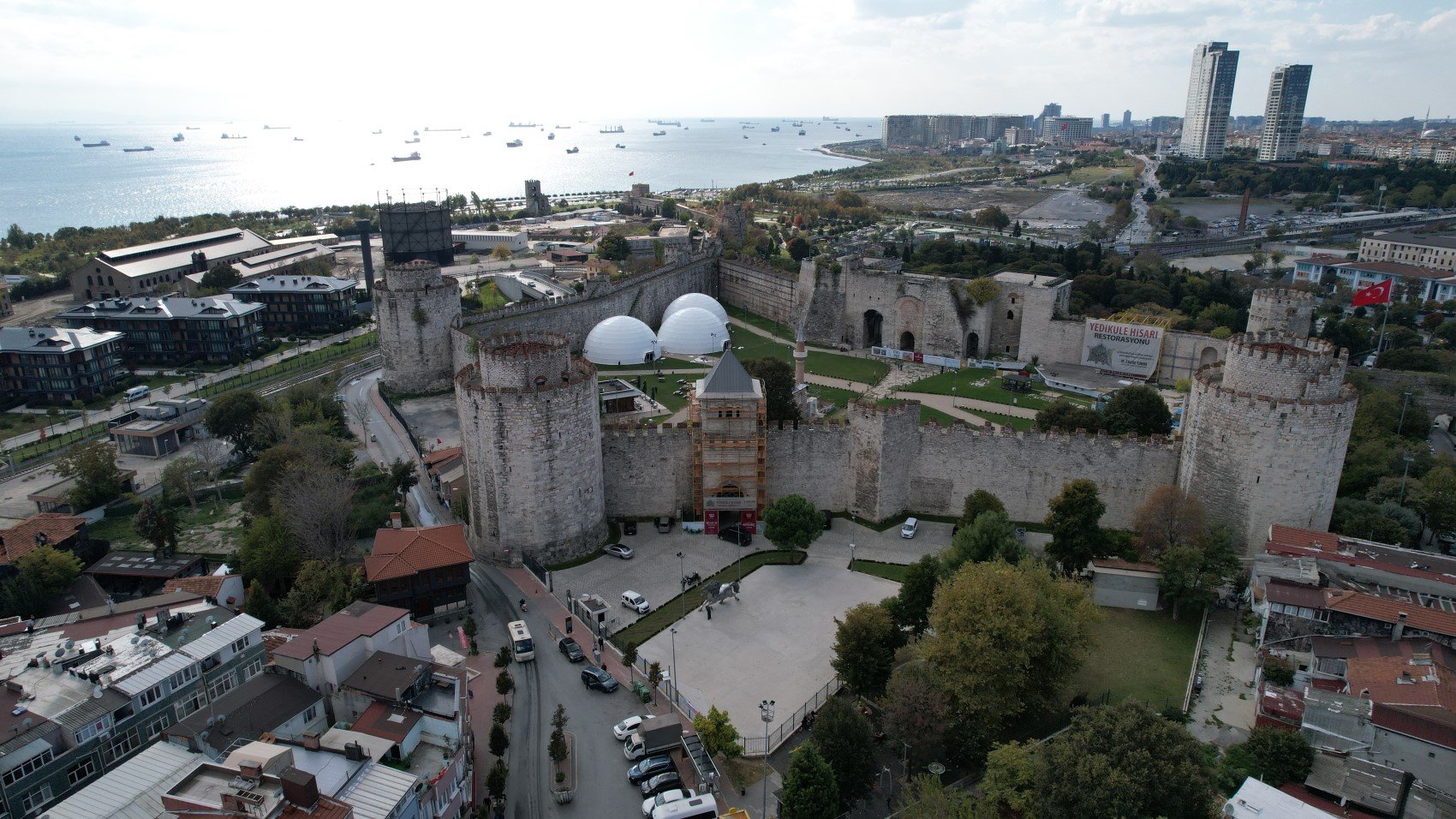 Bizans ve Osmanlı'nın ortak mirası! Yedikule Hisarı'nın ilk külahı takıldı