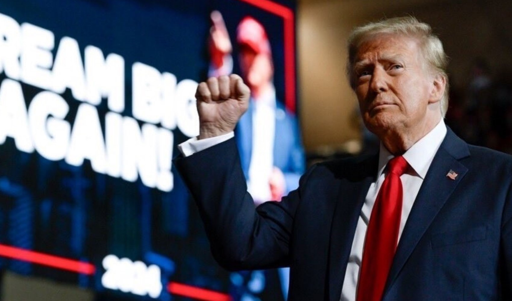 Il candidato alla presidenza USA Donald Trump chiede così il voto agli elettori: 'Mi manca un pezzetto d'orecchio'