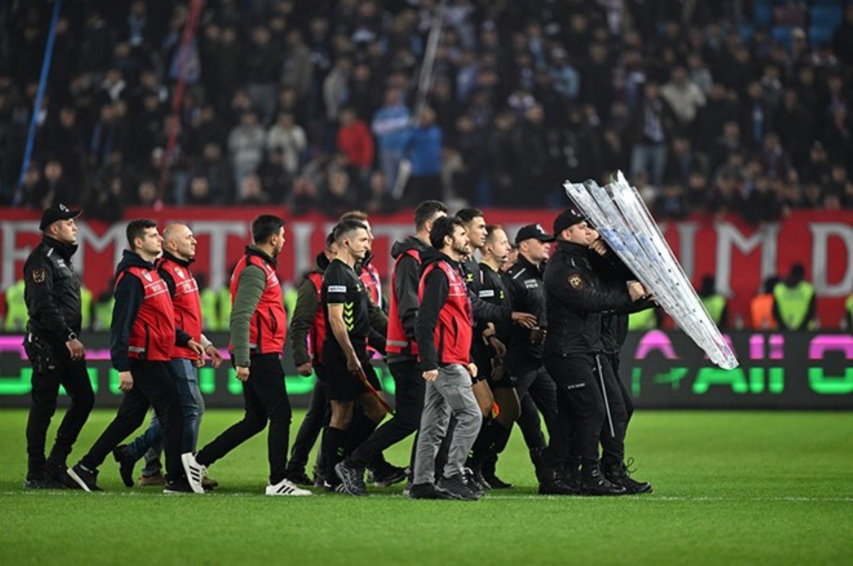 Eski hakemler Trabzonspor - Fenerbahçe maçının tartışmalı pozisyonlarını değerlendirdi