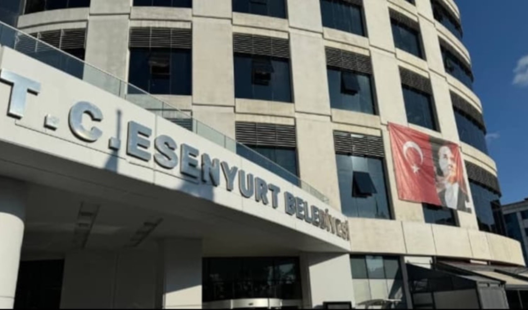 Esenyurt kayyumu Can Aksoy, üç belediye başkan yardımcısını görevden aldı