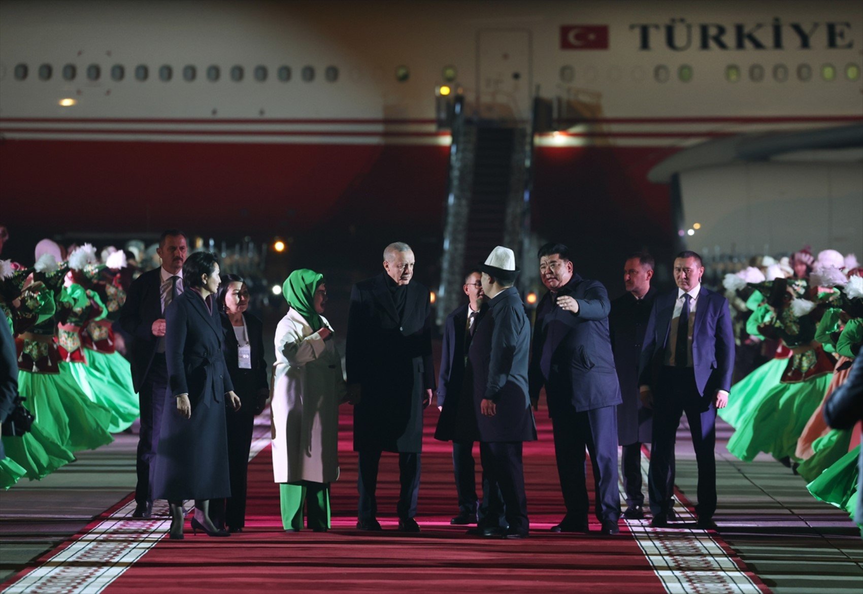 Cumhurbaşkanı Erdoğan Kırgızistan'da: Resmi törenle karşılandı