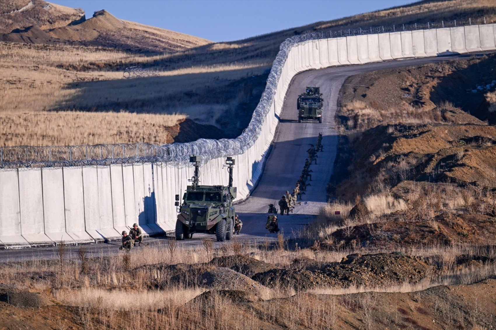 Van sınırında yüksek güvenlik! Beton duvar ve teknolojik izleme ile terörle mücadele