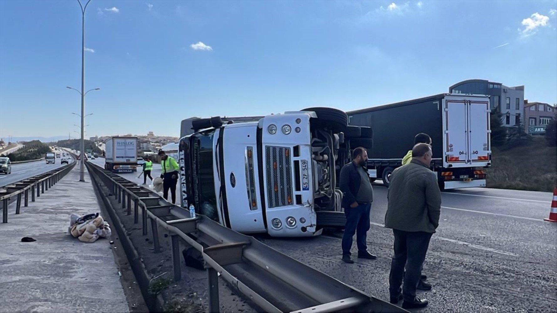 Kamyon devrildi! Metrelerce araç kuyruğu oluştu