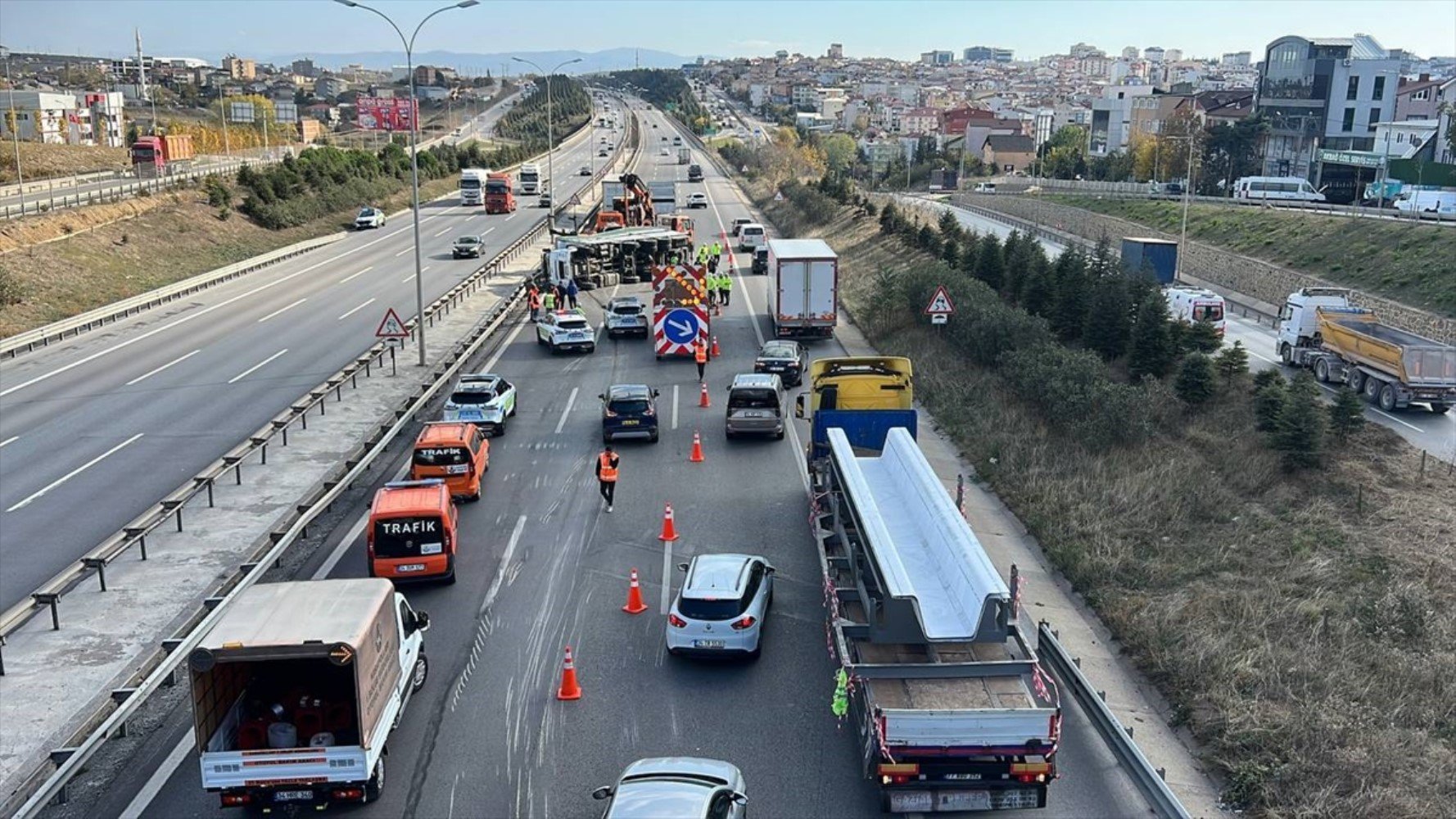 Kamyon devrildi! Metrelerce araç kuyruğu oluştu