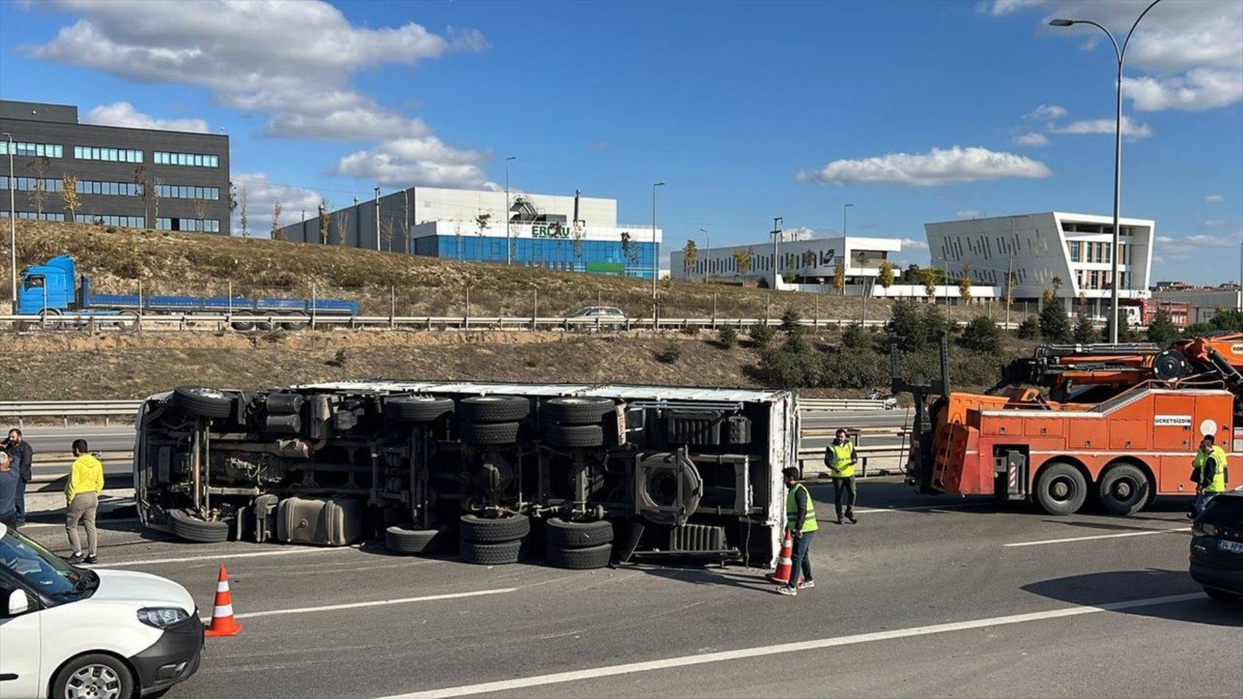 Kamyon devrildi! Metrelerce araç kuyruğu oluştu