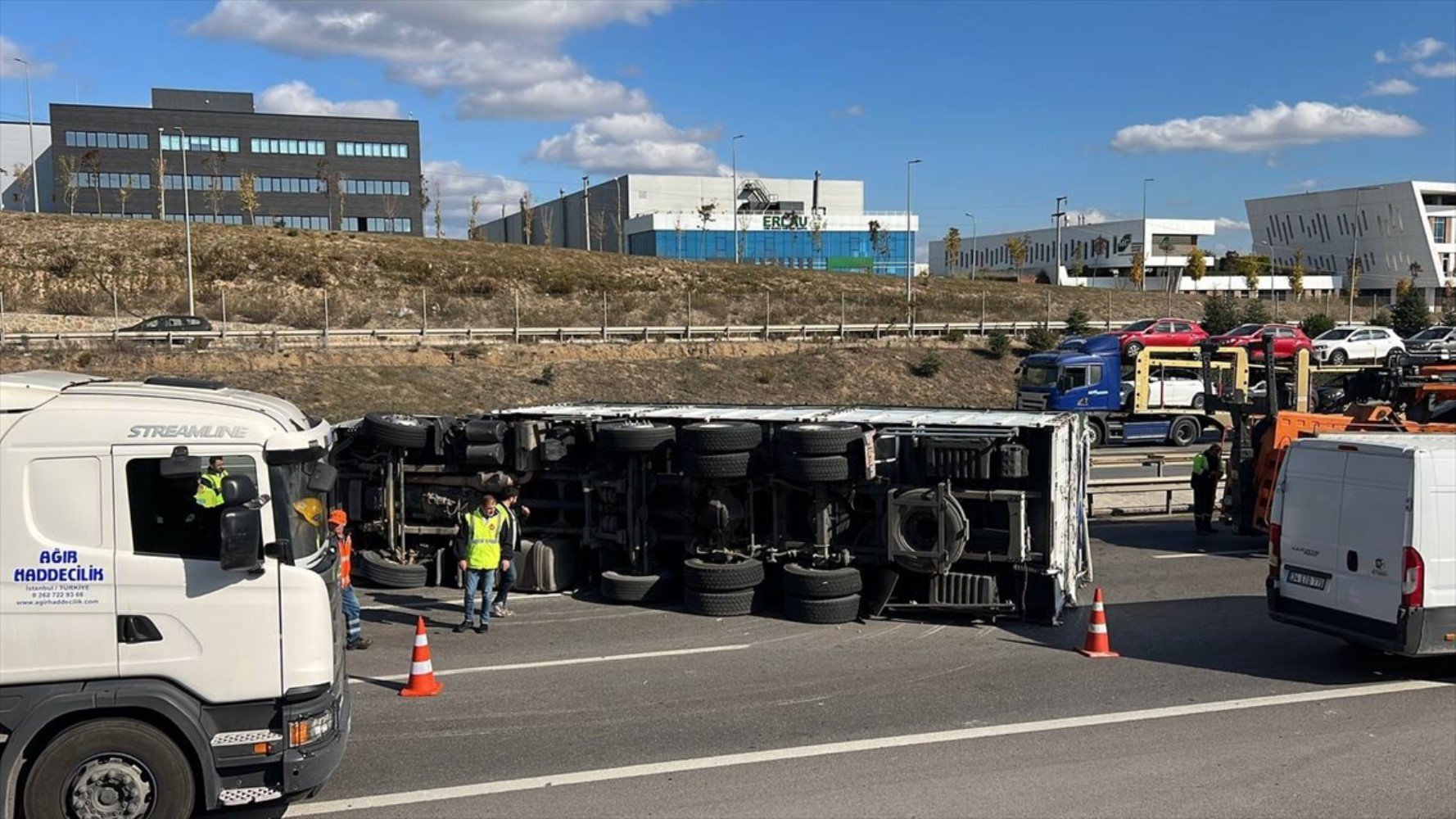 Kamyon devrildi! Metrelerce araç kuyruğu oluştu