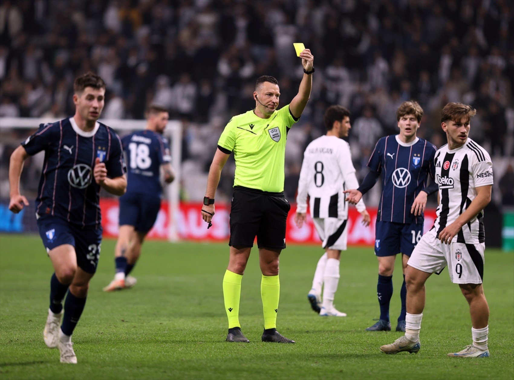 Spor yazarları Beşiktaş'ın Malmö galibiyetini değerlendirdi: 'Gerçek' hakemin farkı'