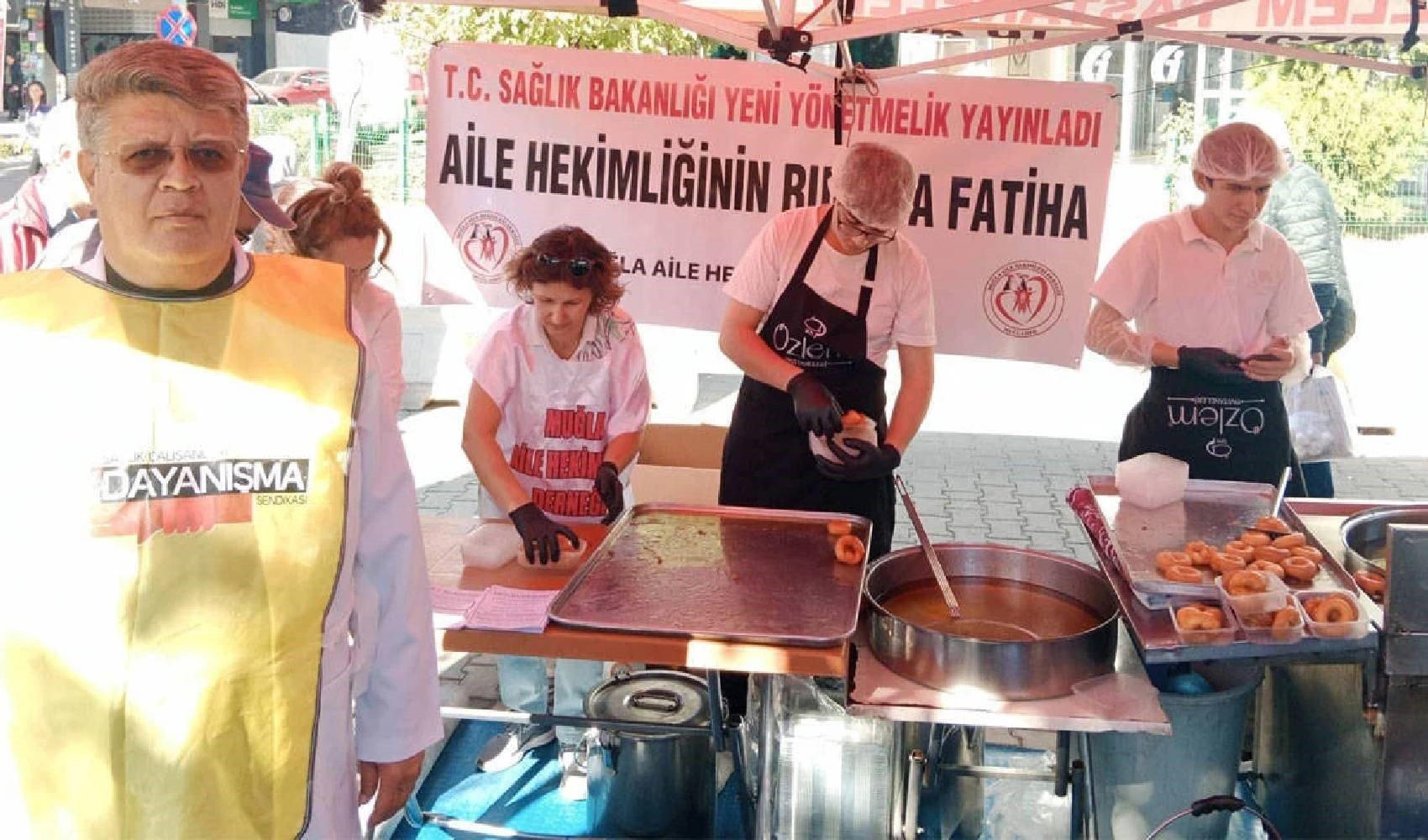 Sağlık çalışanları lokma dağıttı: 'Aile hekimlerinin ruhuna fatiha'