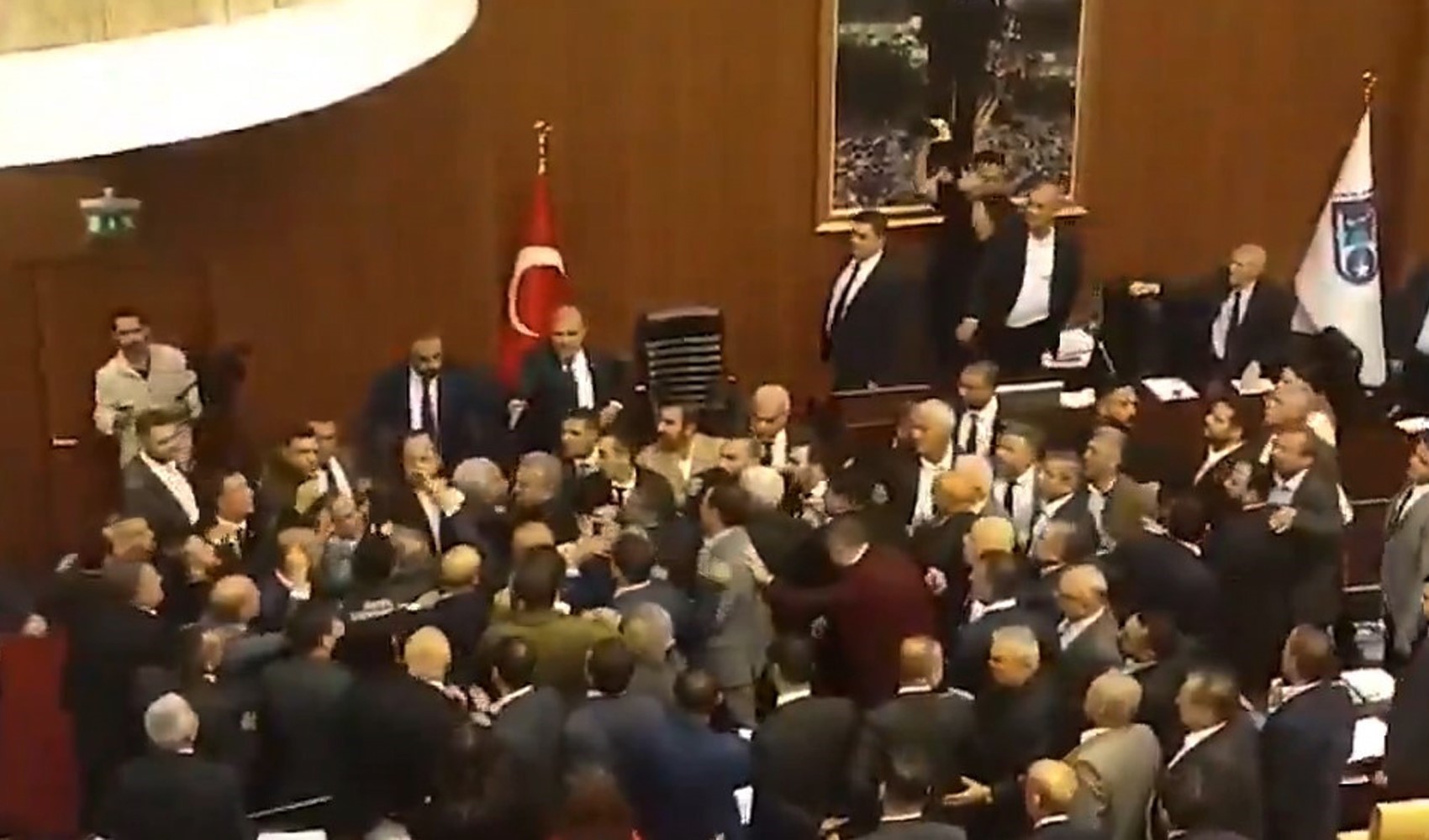 Ankara Büyükşehir Belediye Meclis Toplantısı'nda konser arbedesi: AKP'li üyeler kürsüyü bastı